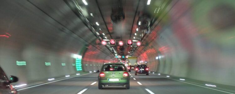 Przepisy drogowe w tunelach w Polsce – co warto wiedzieć?